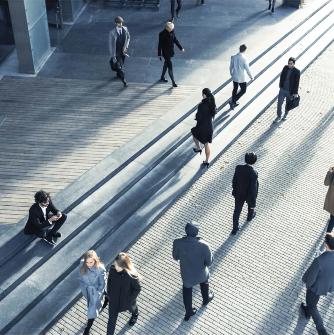 Menschen gehen über einer urbanbelebte Straße