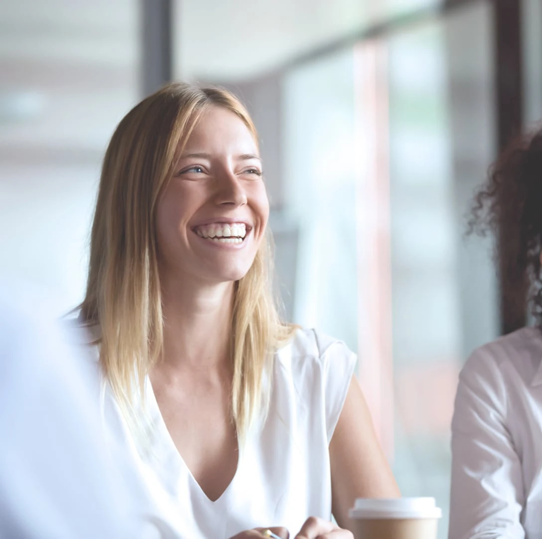 Person mit Kaffee sitz im Fokus der Kamera