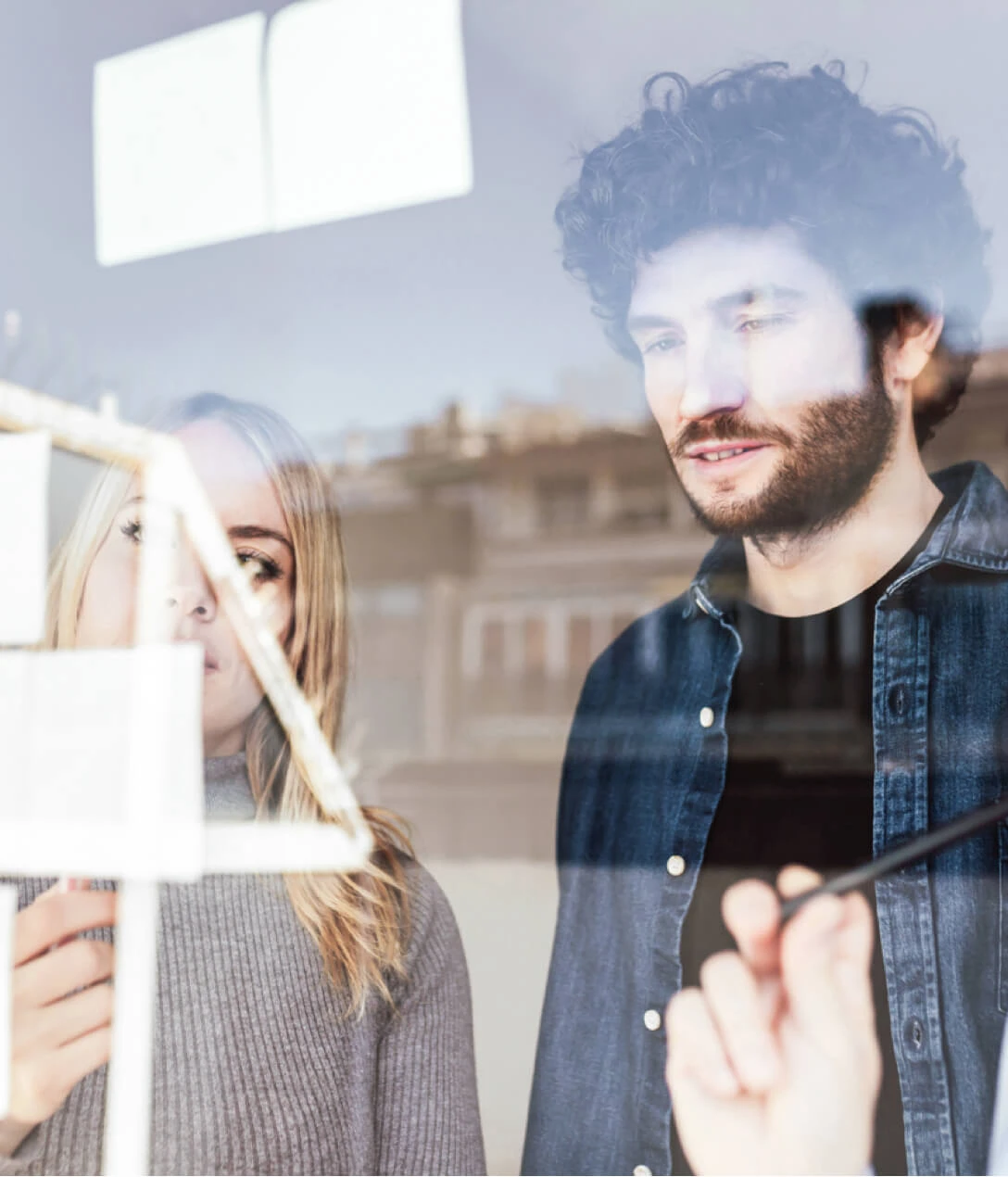 Zwei Personen stehen vor einem Modell